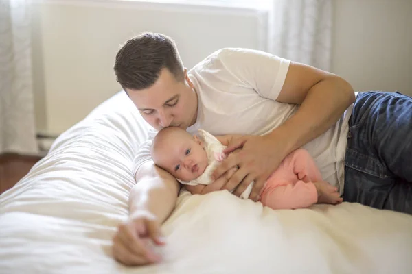 Retrato del padre con su bebé de 3 meses en el dormitorio — Foto de Stock