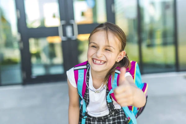 Ragazza in piedi fuori scuola con borsa — Foto Stock