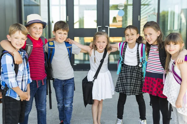 Ritratto di alunni della scuola fuori dall'aula che trasportano borse — Foto Stock