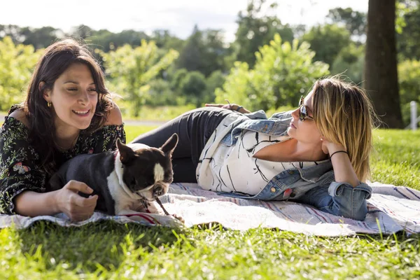 Dos amigas mujer con perro terrier afuera en el parque — Foto de Stock