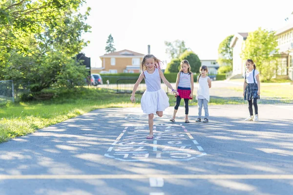 Alegre escuela edad niño jugar en el patio escuela — Foto de Stock