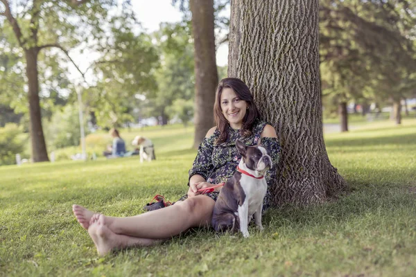 Mujer con terrier perro fuera en el parque — Foto de Stock