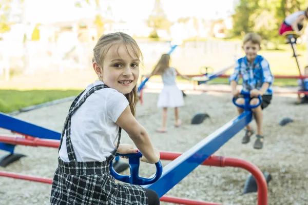 Alegre escuela edad niño jugar en el patio escuela — Foto de Stock