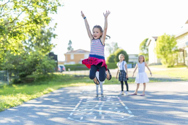 Joyeux jeu d'enfant d'âge scolaire sur l'école de terrain de jeu — Photo