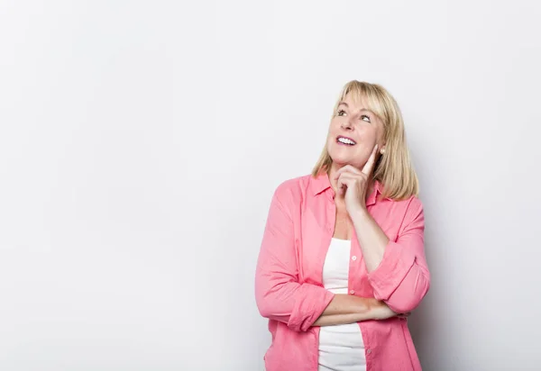 Senior casual vrouw stijl portret, studio schot, geïsoleerd op witte achtergrond — Stockfoto