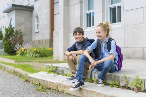 Porträt der Schule 10 Jahre Jungen und Mädchen, die Spaß draußen haben — Stockfoto