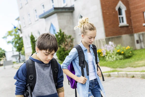 Porträt der Schule 10 Jahre Jungen und Mädchen, die Spaß draußen haben — Stockfoto