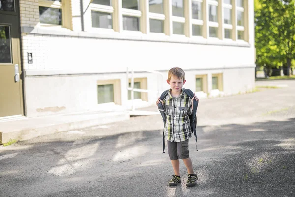 Estudante pré-escolar indo para a escola — Fotografia de Stock