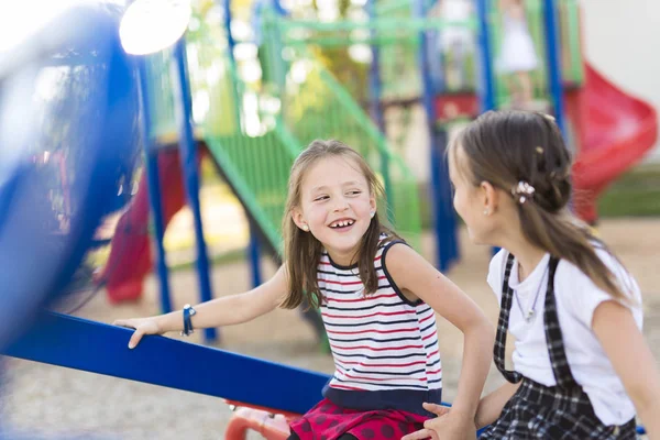 Joyeux jeu d'enfant d'âge scolaire sur l'école de terrain de jeu — Photo