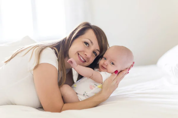 Retrato de la madre con su bebé de 3 meses en el dormitorio — Foto de Stock