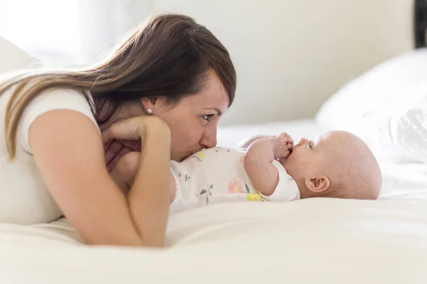 Retrato de la madre con su bebé de 3 meses en el dormitorio — Foto de Stock