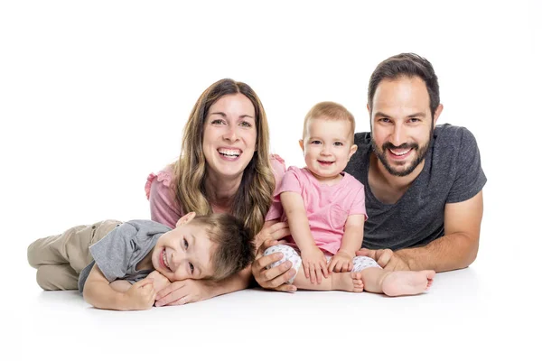 Lyckligt leende familj på fyra isolerade på vit bakgrund — Stockfoto