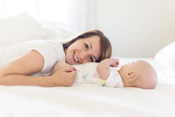 Портрет матери с 3-месячным ребенком в спальне — стоковое фото