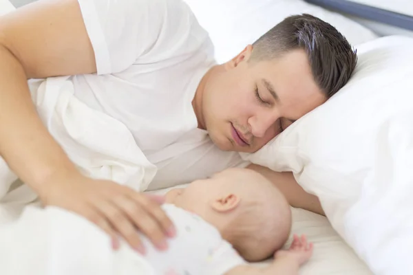 Retrato de pai com seu bebê de 3 meses no quarto dormindo — Fotografia de Stock