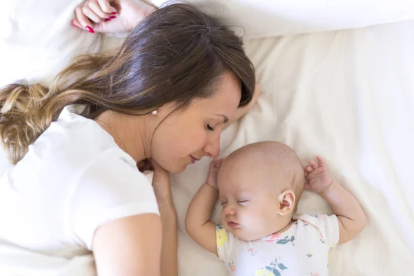 Ritratto di madre con il suo bambino di 3 mesi in camera da letto — Foto Stock