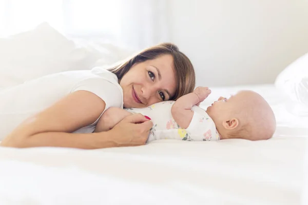 Retrato de la madre con su bebé de 3 meses en el dormitorio — Foto de Stock