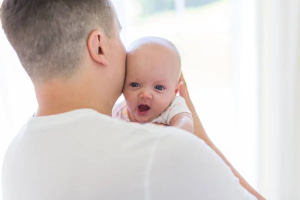 Giovane padre che tiene il suo bambino appena nato nella stanza del bambino — Foto Stock