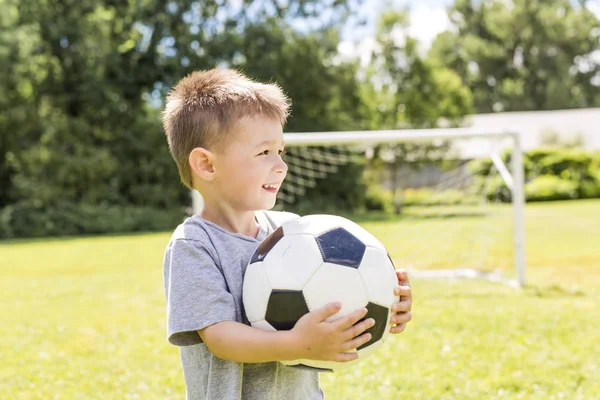 Πορτρέτο του μικρού αγοριού με μπάλα ποδοσφαίρου — Φωτογραφία Αρχείου