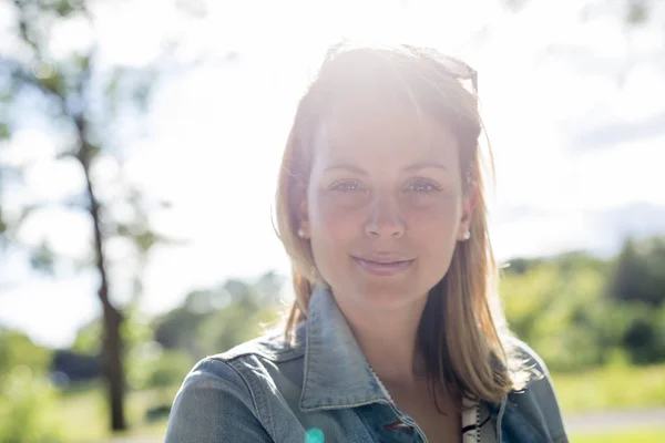 Jonge vrouw met lang blond haar poseren buiten — Stockfoto