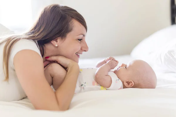 Retrato de la madre con su bebé de 3 meses en el dormitorio — Foto de Stock