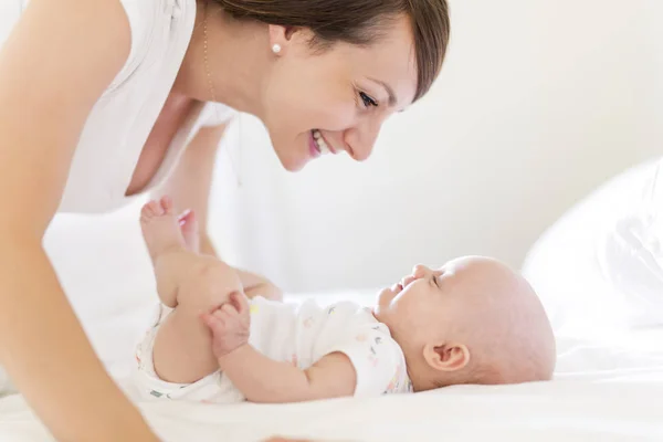 A 3 hónapos baba hálószoba anya portréja — Stock Fotó