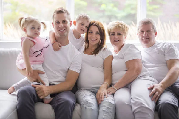 Família, felicidade, geração e conceito de pessoas no sofá — Fotografia de Stock