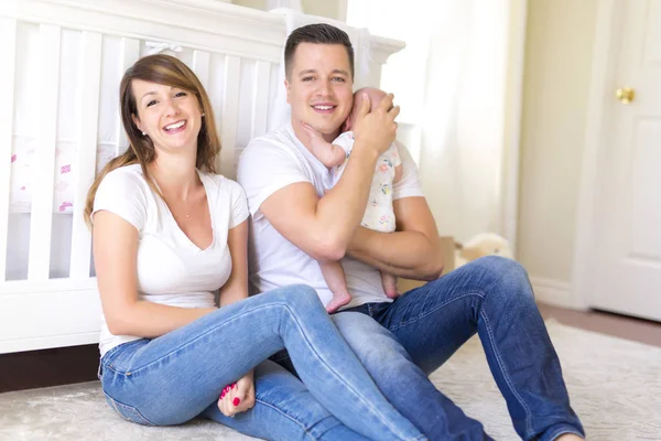 Porträt eines Elternteils mit ihrem 3 Monate alten Baby — Stockfoto