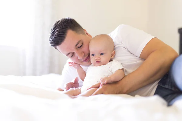 Retrato del padre con su bebé de 3 meses en el dormitorio — Foto de Stock