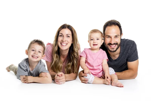 Heureuse famille souriante de quatre isolés sur fond blanc — Photo