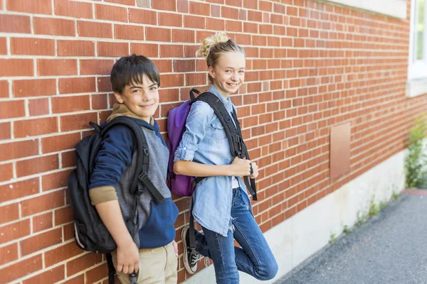 Portrett av skole 10 år gutt og jente som har det gøy utenfor – stockfoto