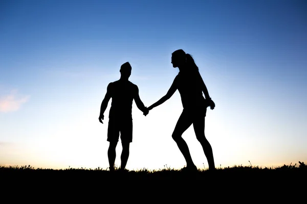 Silueta de una pareja bailando contra el cielo azul —  Fotos de Stock