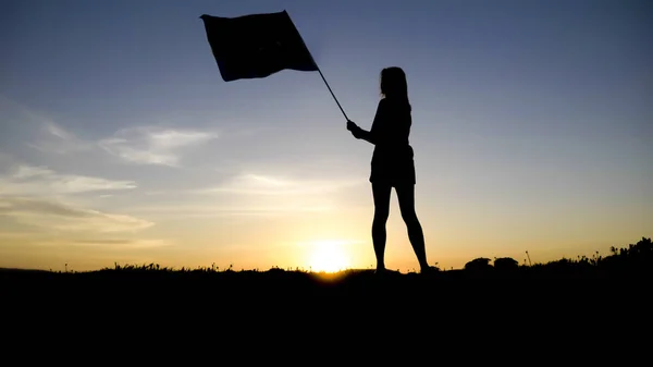 Silueta de personas con bandera en la cima de la montaña  . —  Fotos de Stock