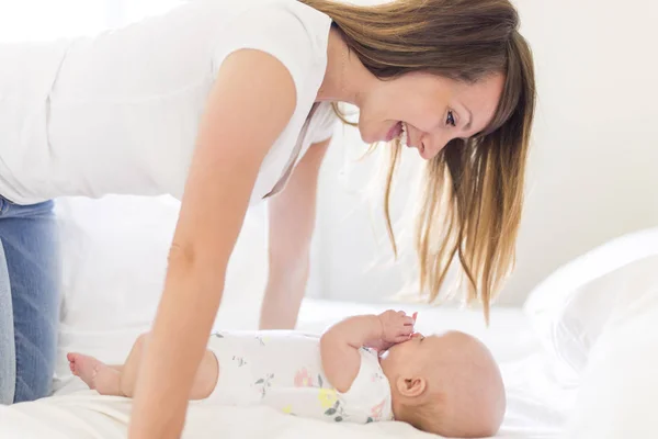 Retrato de la madre con su bebé de 3 meses en el dormitorio — Foto de Stock