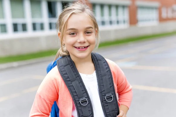 Écolière de huit ans près des cours d'école — Photo