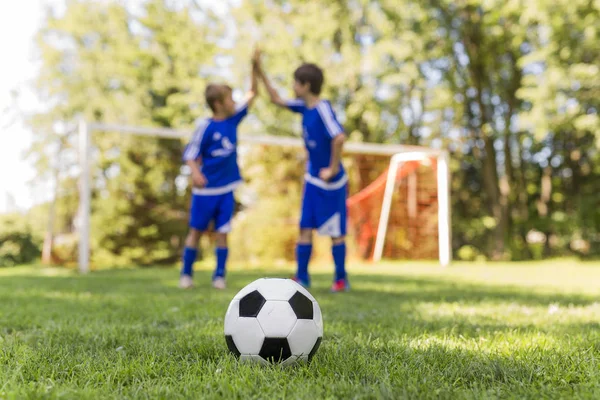 Zwei kleine Jungen mit Fußballball auf einer Sportuniform — Stockfoto