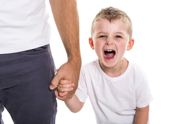 Мальчик держит за руки своего отца, стоящего на белом фоне . — стоковое фото