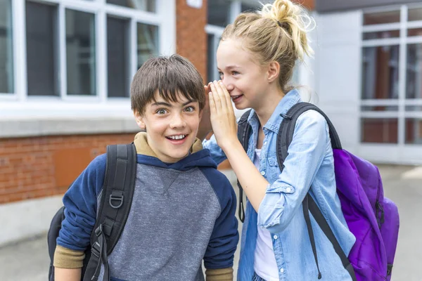 Porträt der Schule 10 Jahre Jungen und Mädchen, die Spaß draußen haben — Stockfoto