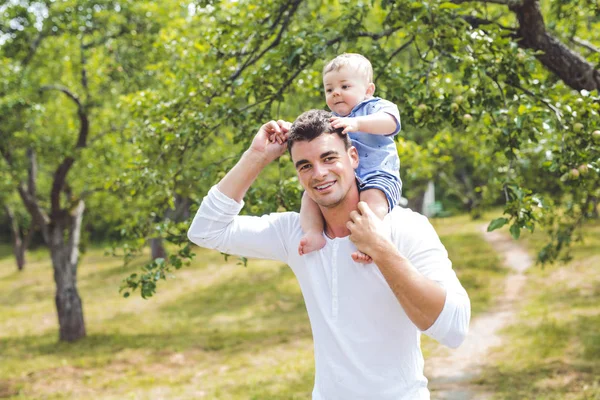 Schöner Vater kleiner Kleinkind Sohn auf der Wiese. — Stockfoto