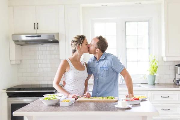 Pareja en la cocina haciendo ensalada juntos — Foto de Stock