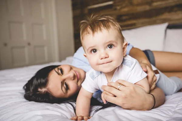 Egy anya a kilenc hónapos gyermekét portréja — Stock Fotó