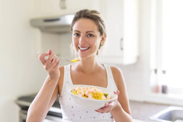 Preciosa mujer con una ensalada en su cocina — Foto de Stock