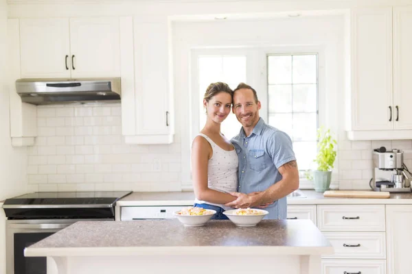 Coppia in cucina facendo insalata insieme — Foto Stock