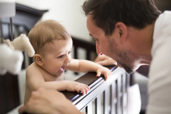 Père endormir bébé à la crèche — Photo