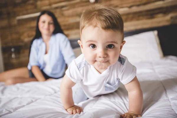Egy anya a kilenc hónapos gyermekét portréja — Stock Fotó
