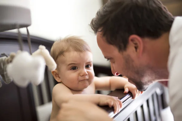 Vader brengen baby te slapen in de wieg — Stockfoto