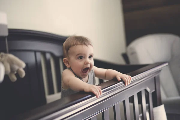 Kleinkind im Kinderbett im Schlafzimmer — Stockfoto
