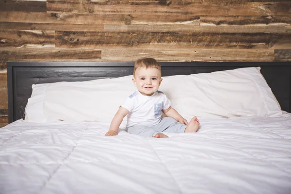 Carino bambino ragazzo in bianco biancheria da letto . — Foto Stock