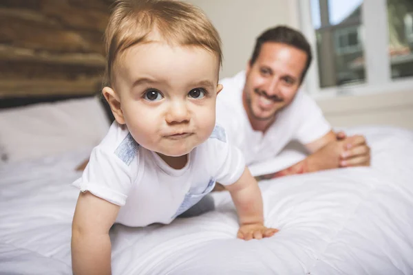 Retrato de un padre con su bebé de nueve meses — Foto de Stock