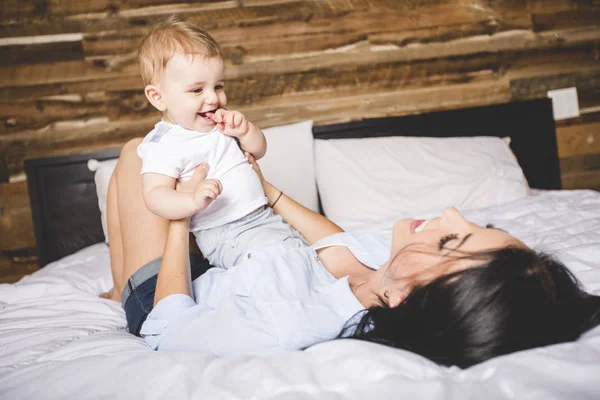 Portrait d'une mère avec son bébé de neuf mois — Photo