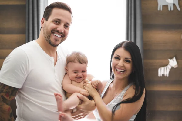 Bebê com mãe e pai no quarto — Fotografia de Stock